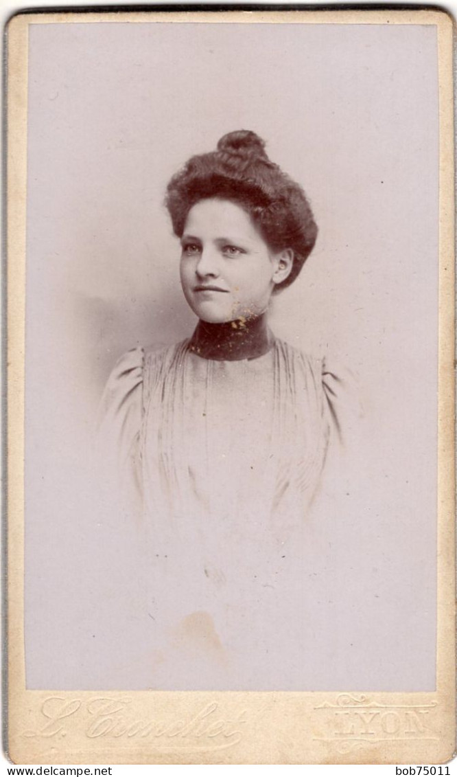 Photo CDV D'une Jeune Fille  élégante Posant Dans Un Studio Photo A Lyon - Anciennes (Av. 1900)