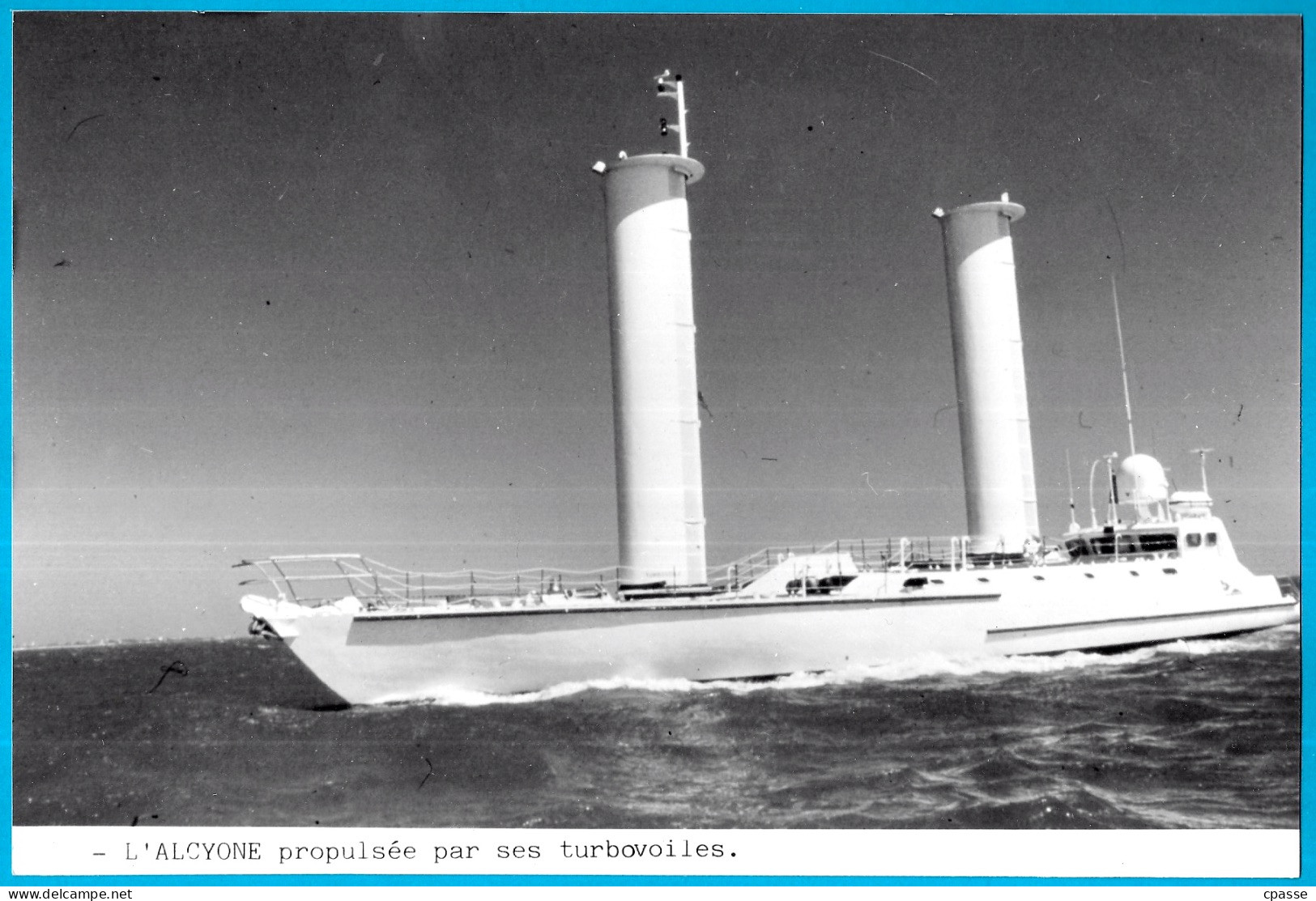 PHOTO Photographie Originale Bateaux - "L'ALCYONE" Propulsée Par Ses Turbovoiles ** Curiosité Bateau Ship - Bateaux