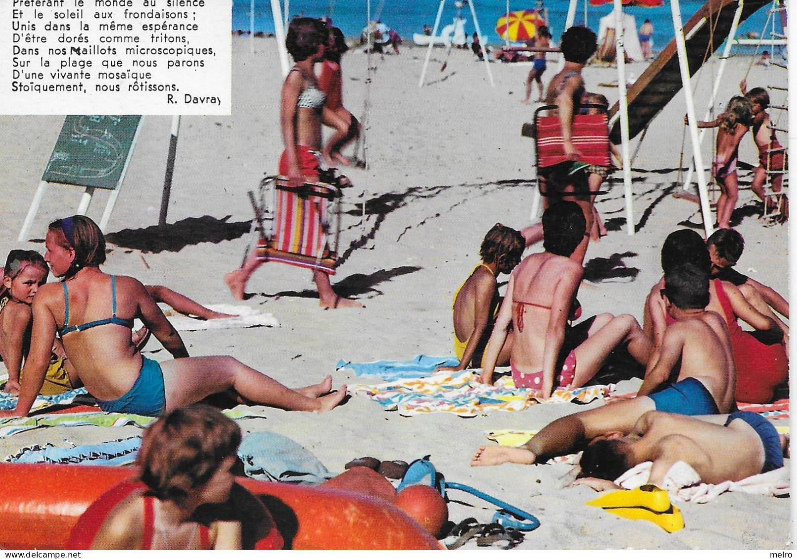 CPSM SUR LA PLAGE FOULE ANIMATION MAILLOT DE BAIN JEUX CHAISE LONGUE LA VIE A LA MER LOISIRS VACANCES TOURISME - Pin-Ups