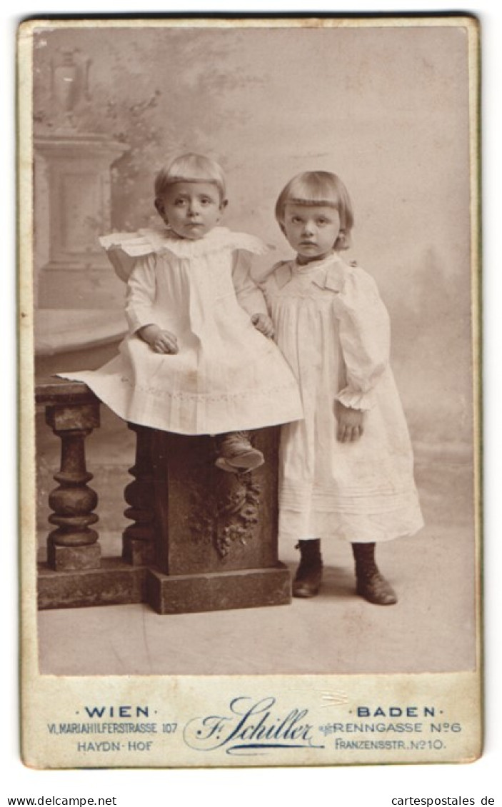 Fotografie Friedrich Schiller, Wien, Mariahilferstrsse 107, Portrait Zwei Kleine Mädchen In Weissen Kleidern  - Anonieme Personen