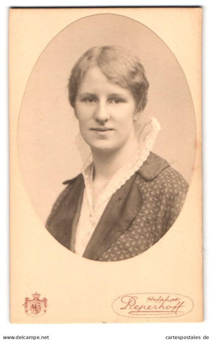 Fotografie Pieperhoff, Leipzig, Goethestrasse 1, Brustportrait Junge Dame In Modischer Kleidung  - Anonieme Personen