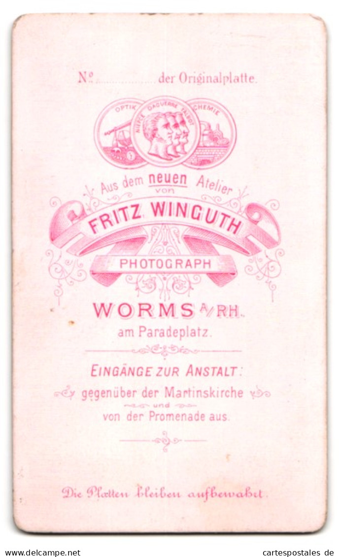 Fotografie Fritz Winguth, Worms A /Rh., Am Paradeplatz, Brustportrait Junger Herr Im Anzug Mit Fliege  - Anonieme Personen