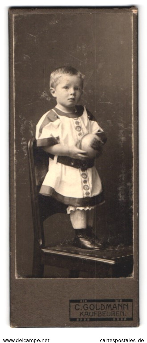 Fotografie C. Goldmann, Kaufbeuren, Portrait Kleines Mädchen Im Kleid Mit Ball  - Persone Anonimi