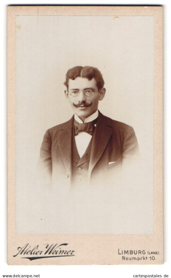 Fotografie Jul. Weimer, Limburg /Lahn, Neumarkt 10, Portrait Eleganter Herr Mit Brille Und Moustache  - Personnes Anonymes