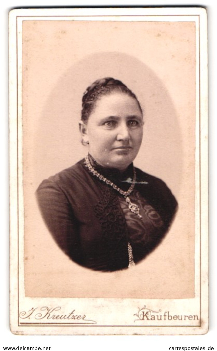 Fotografie J. Kreutzer, Kaufbeuren, Frau In Eleganter Kleidung Mit Dutt Und Halskette  - Anonymous Persons