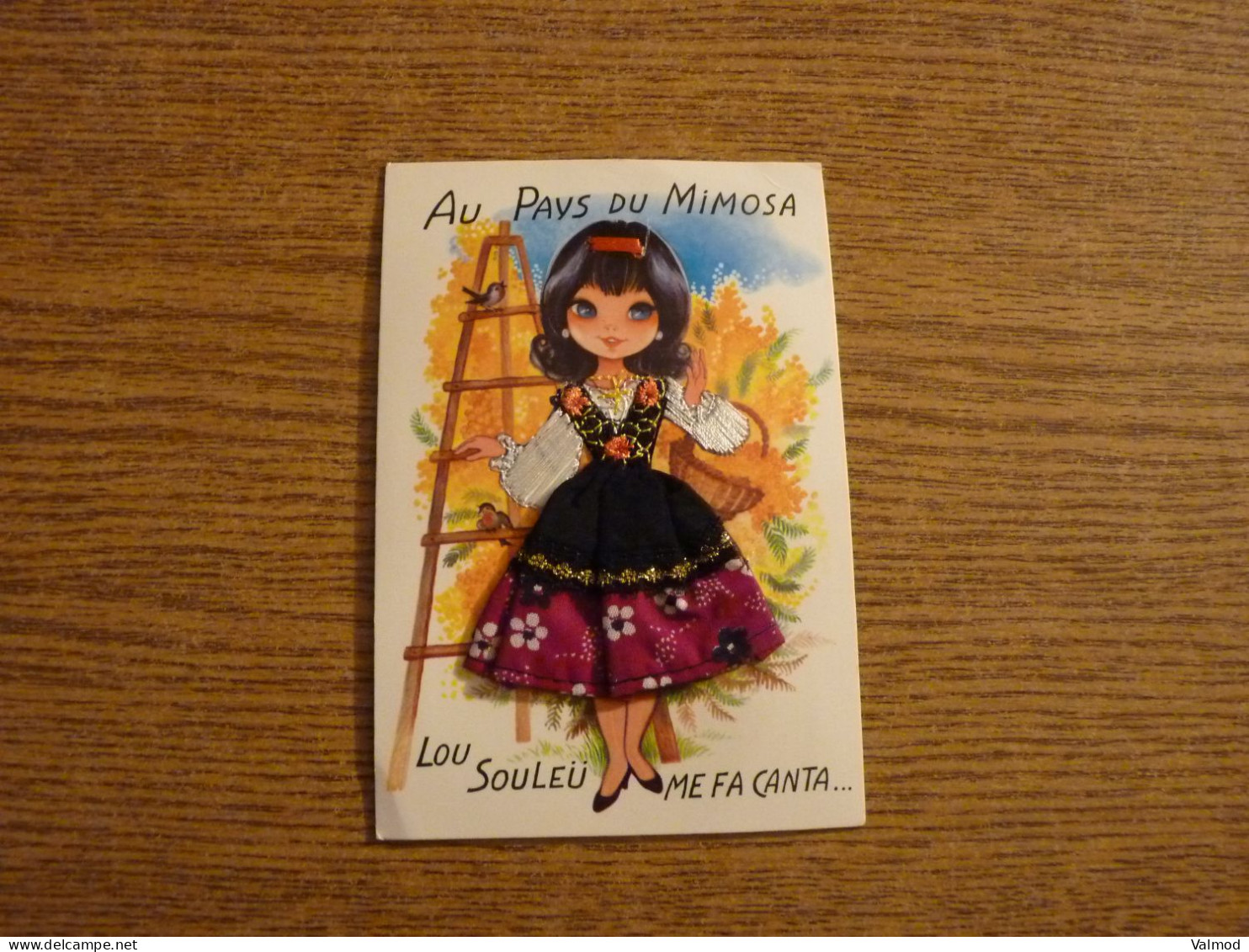 Carte Brodée "Au Pays Du Mimosa - Lou Souleü Me Fa Canta...." - Jeune Femme Costume Brodé/Tissu- 10,5x15cm Env. - Ricamate