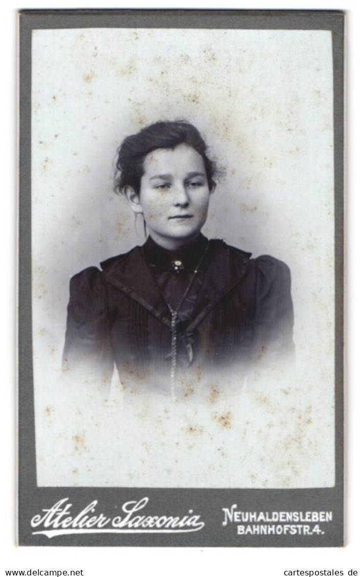 Fotografie Fritz Hebekerl, Neuhaldensleben, Bahnhofstrasse 4, Portrait Junge Dame Im Modischen Kleid  - Personas Anónimos