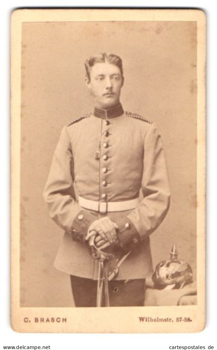 Fotografie C. Brasch, Berlin, Wilhelmstr. 57-58, Portrait Einjährig-Freiwilliger In Uniform Mit Pickelhaube Und Säbel  - Guerra, Militari