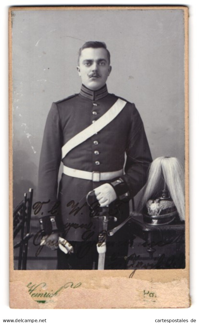 Fotografie Unbekannter Fotograf Und Ort, Portrait Soldat In Garde Uniform Mit Pickelhaube Rosshaarbusch, Säbel  - Guerra, Militares