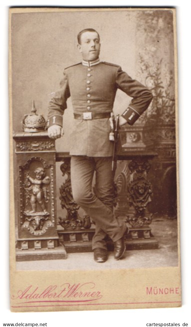Fotografie Adalbert Werner, München, Portrait Junger Soldat In Garde Uniform Mit PIckelhaube Und Bajonett  - Guerre, Militaire