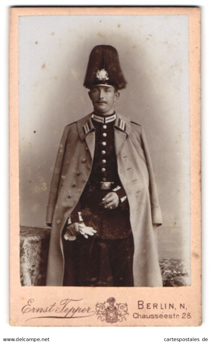 Fotografie Ernst Tepper, Berlin, Chausseestr. 28, Portrait Soldat In Garde Uniform Mit Pickelhaube Rosshaarbusch  - Guerre, Militaire