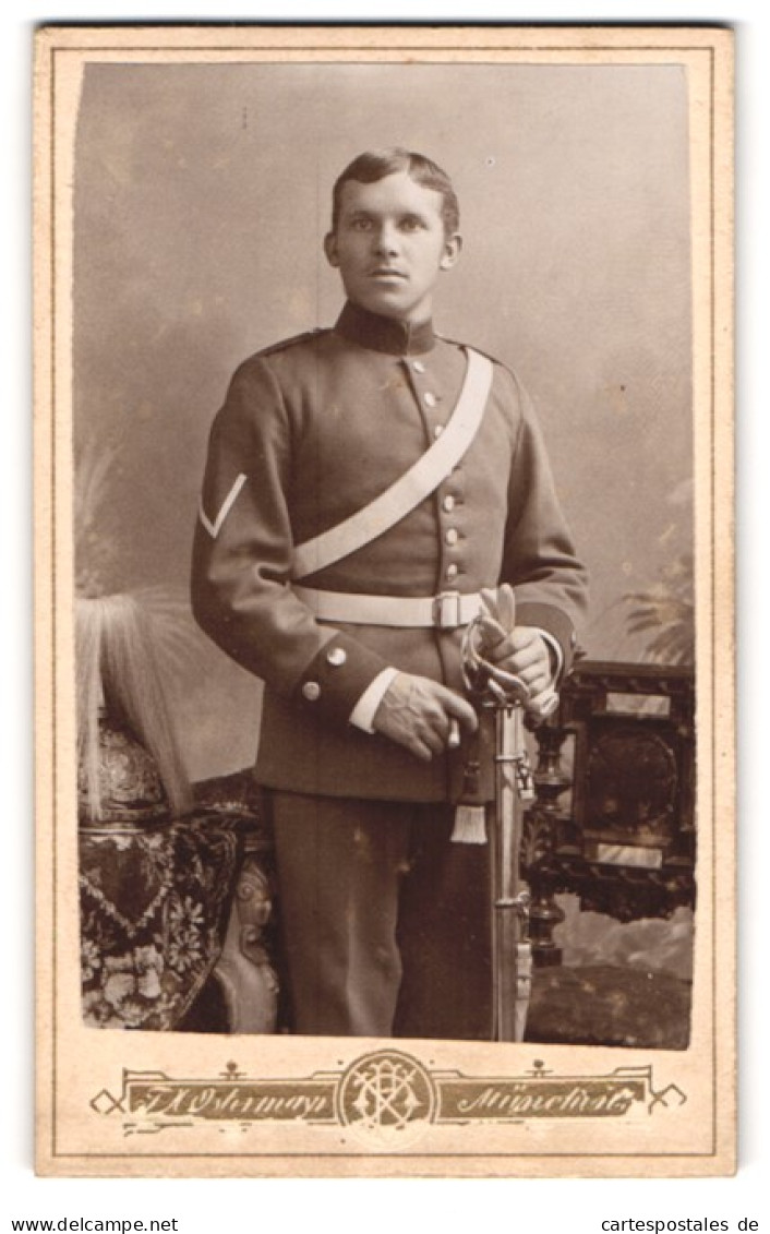 Fotografie F. X. Ostermayr, München, Karlsplatz 6, Portrait Soldat In Uniform Mit Säbel Und Ärmelabzeichen  - Guerra, Militares