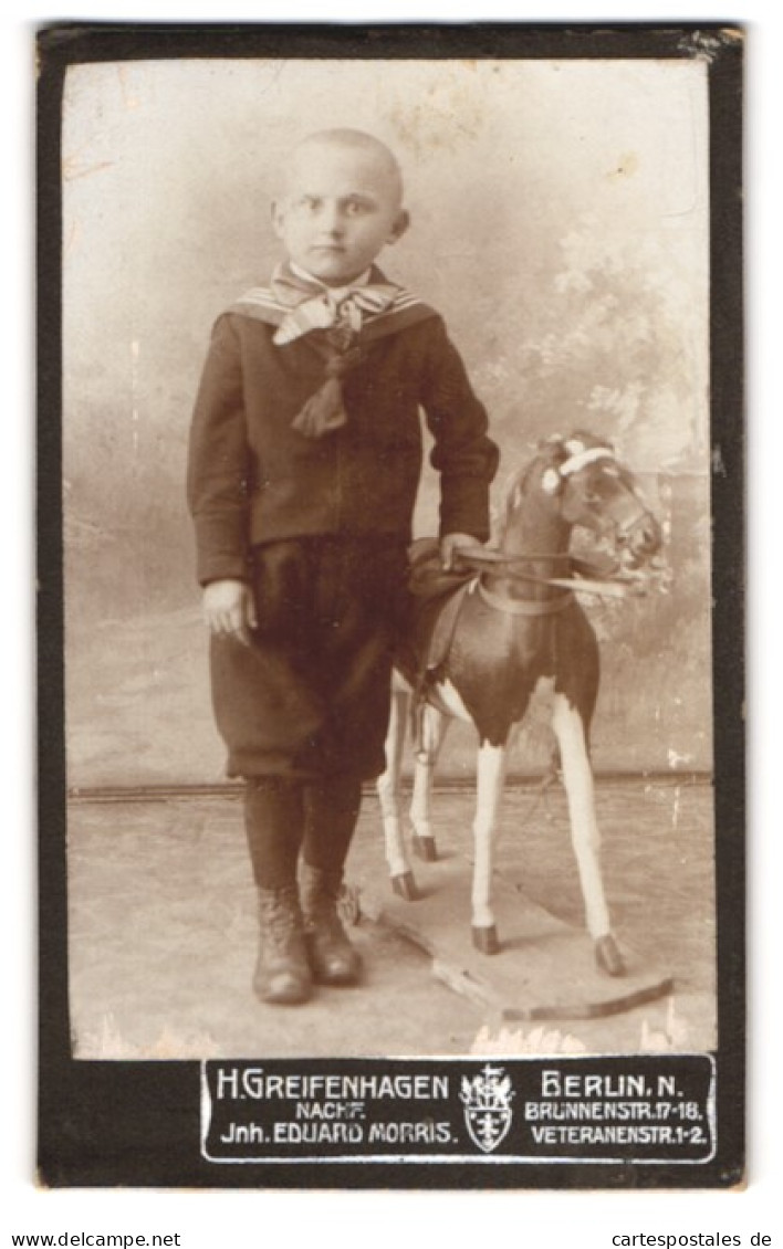 Fotografie H. Greifenhagen, Berlin, Brunnenstr. 18, Kleiner Knabe Im Anzug Mit Schaukelpferd  - Personas Anónimos