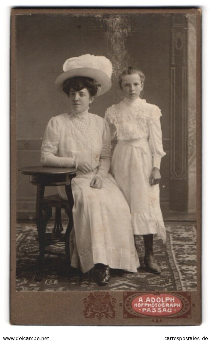 Fotografie A. Adolph, Passau, Portrait Mutter Im Weissen Kleid Mit Tocher Im Weissen Kleid, Mutterglück  - Personas Anónimos