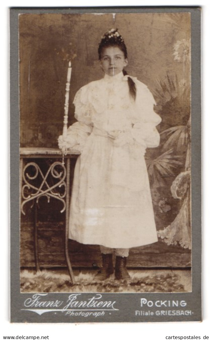 Fotografie Franz Jantzen, Pocking, Portrait Junges Mädchen Im Weissen Kleid Mit Kommunionskerze  - Anonyme Personen