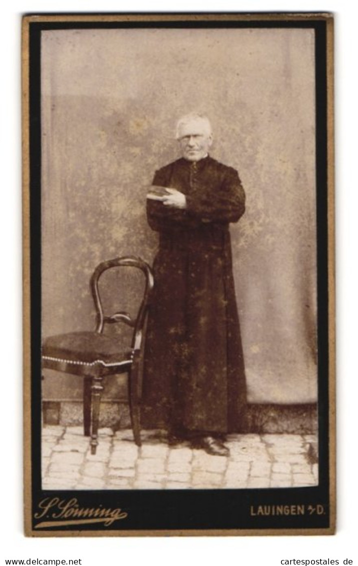 Fotografie S. Soenning, Lauingen, Portrait älterer Pastor Im Talar Mit Bibel In Der Hand, Lehnt An Einer Wand  - Célébrités