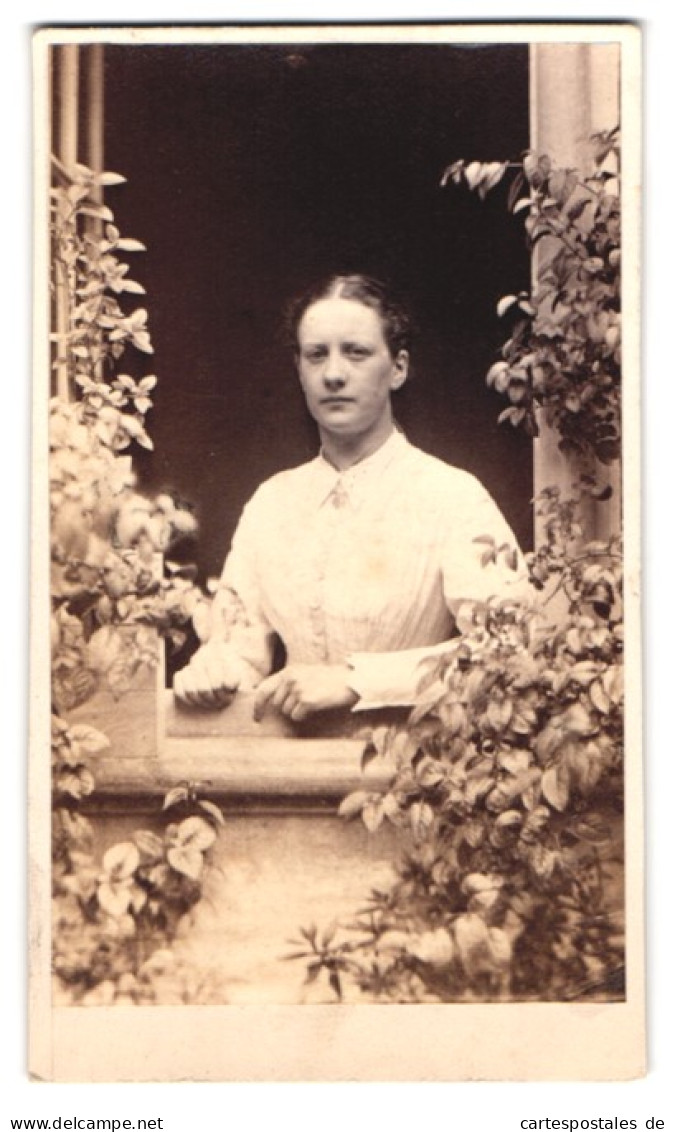 Fotografie Unbekannter Fotograf Und Ort, Portrait Junge Frau In Weisser Bluse Am Offenen Fenster  - Old (before 1900)