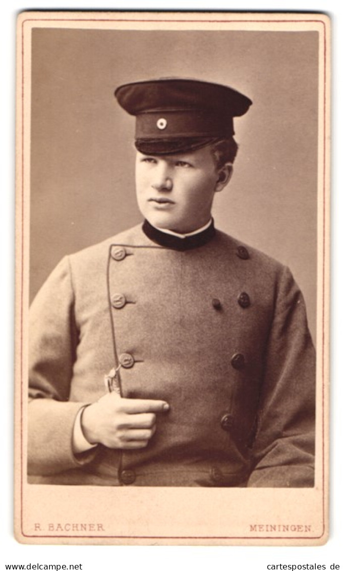 Fotografie R. Bachner, Meiningen, Georgstr. 22, Portrait Junger Mann Kutscher In Dienstkleidung  - Berufe