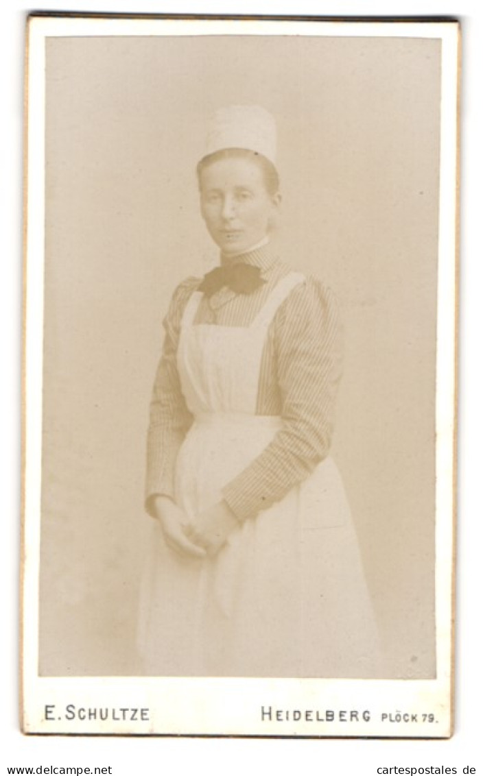 Fotografie E. Schultze, Heidelberg, Plöck 79, Portrait Dienstmagd In Uniform Mit Schleife, 1899  - Métiers
