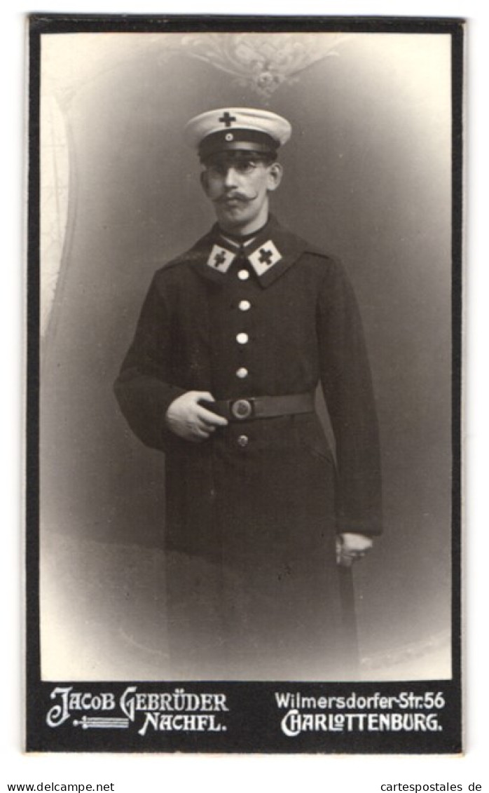 Fotografie Jacob Gebrüder Nachf., Berlin-Charlottenburg, Wilmersdorferstr. 56, Portrait Sanitäter In Uniform Mit Bri  - Guerra, Militari
