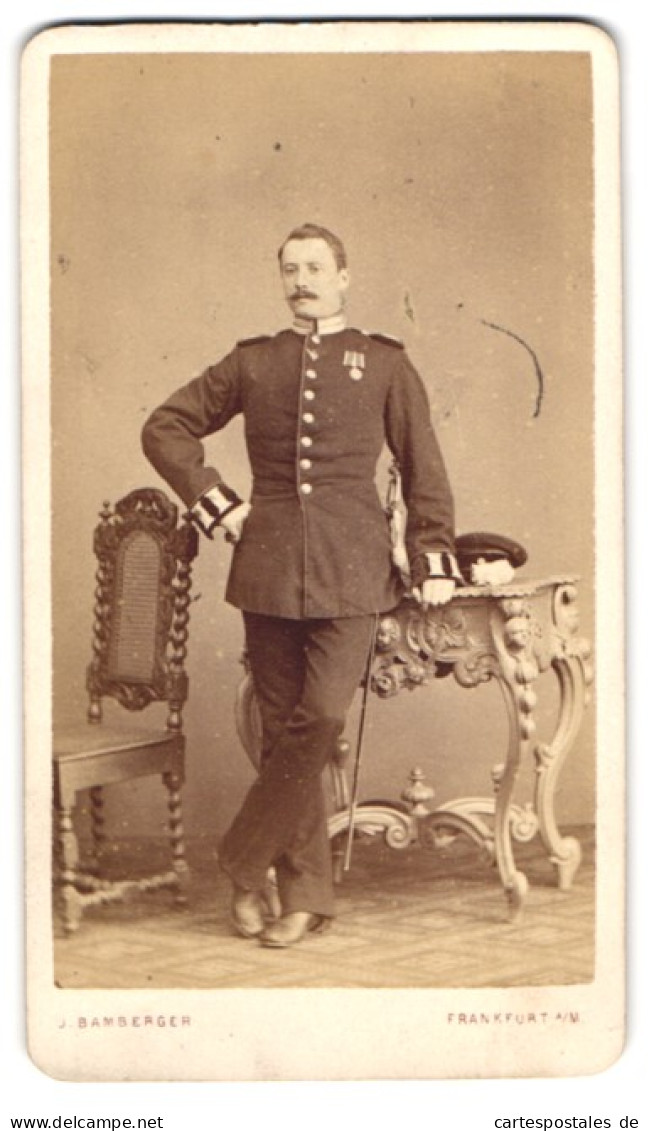 Fotografie J. Bamberger, Frankfurt A. M., Portrait Soldat In Garde Uniform Mit Orden  - Krieg, Militär