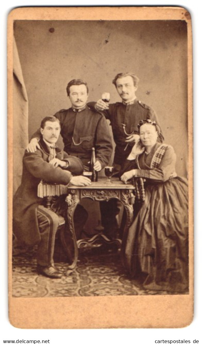 Fotografie Lud. Lorenz, Jaromer, Portrait Soldaten Auf Heimatuarlaub Beim Weintrinken Mit Familie Im Atelier  - Guerre, Militaire