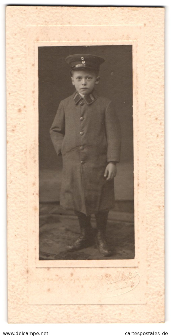 Fotografie Rud. Oberst, Salzwedel, Portrait Kliner Knabe In Uniform Mit Schirmmütze  - War, Military