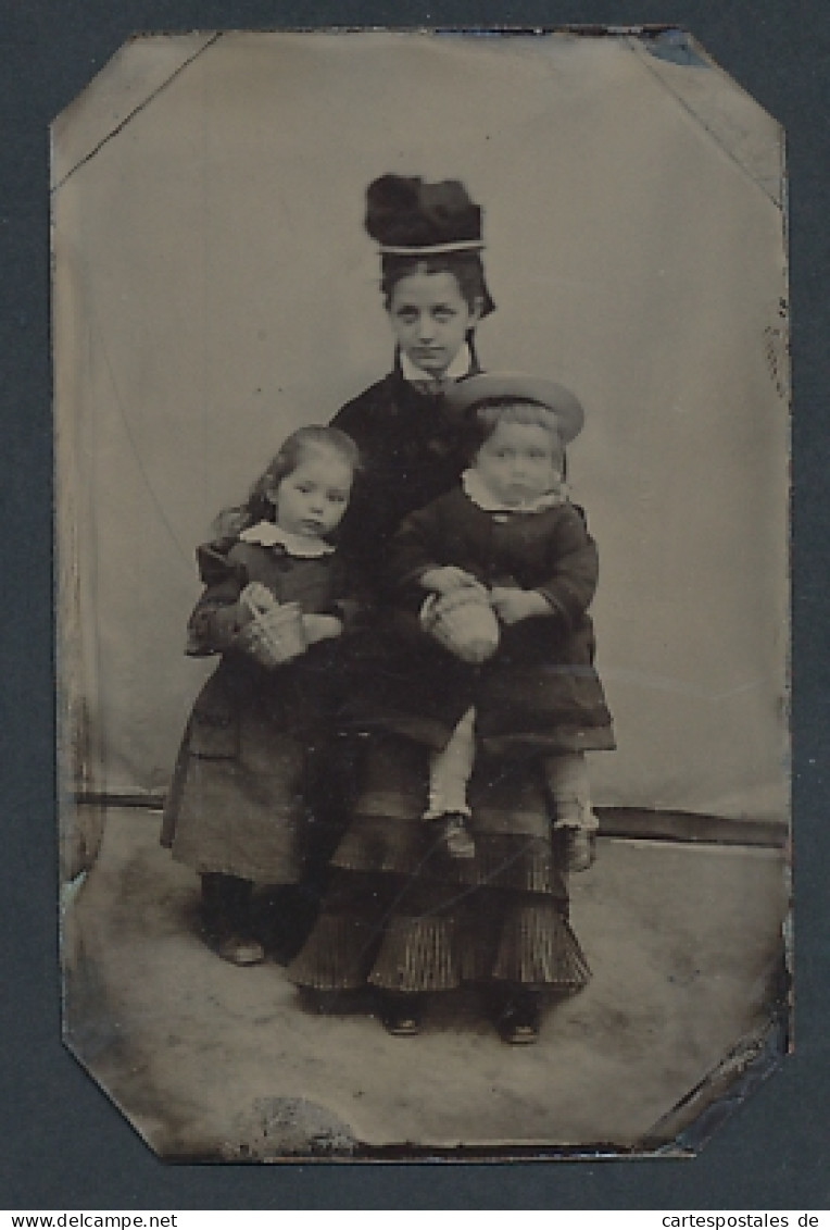 Fotografie Ferrotypie Junge Mutter Mit Ihren Kindern Anna Und Carl Im Arm, Mutterglück  - Personnes Anonymes