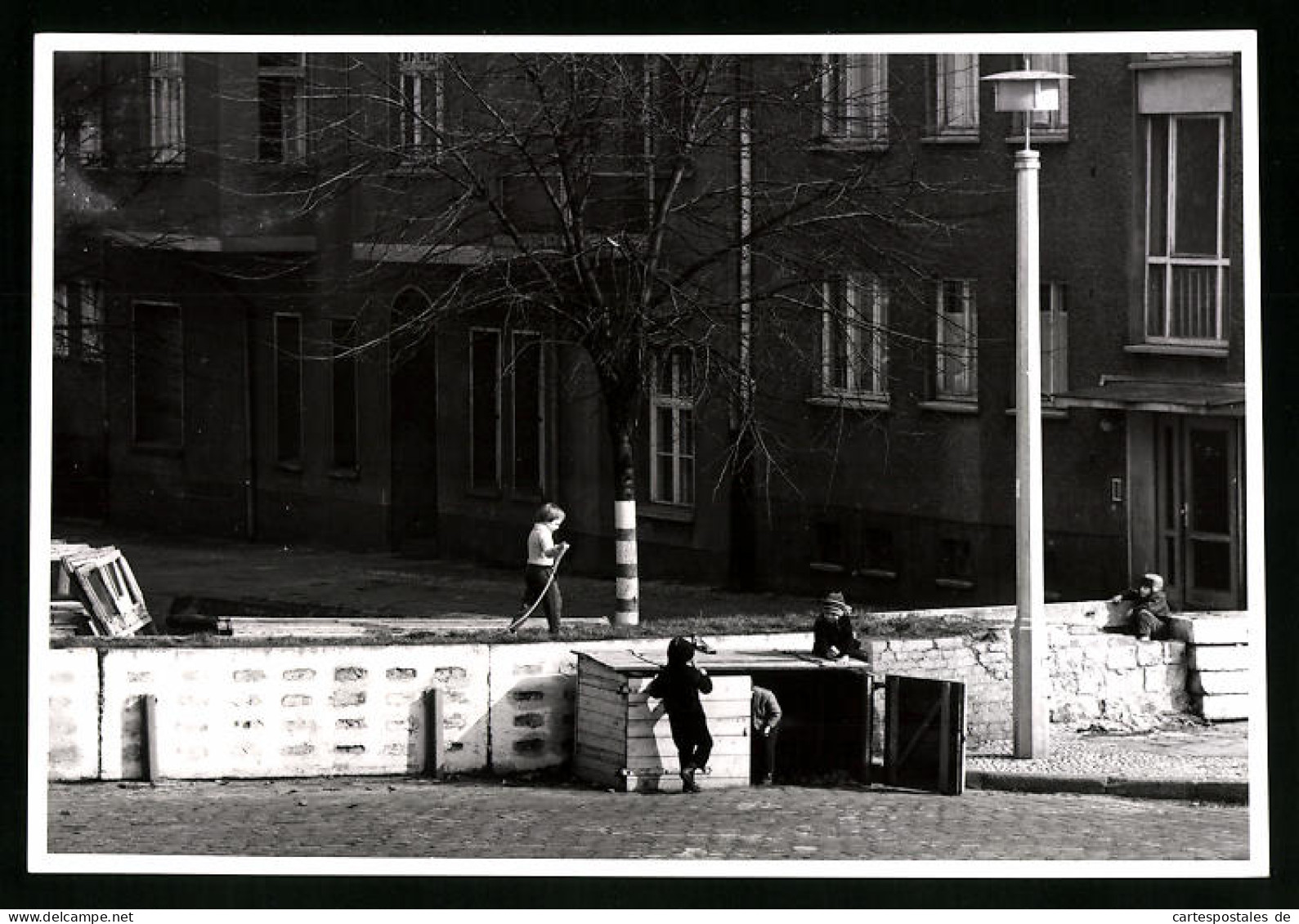 Fotografie Unbekannter Fotograf, Ansicht Berlin, Sektorengrenze Lohmühlenplatz, Kinder Spielen Auf Der Grenzbefestigu  - Krieg, Militär