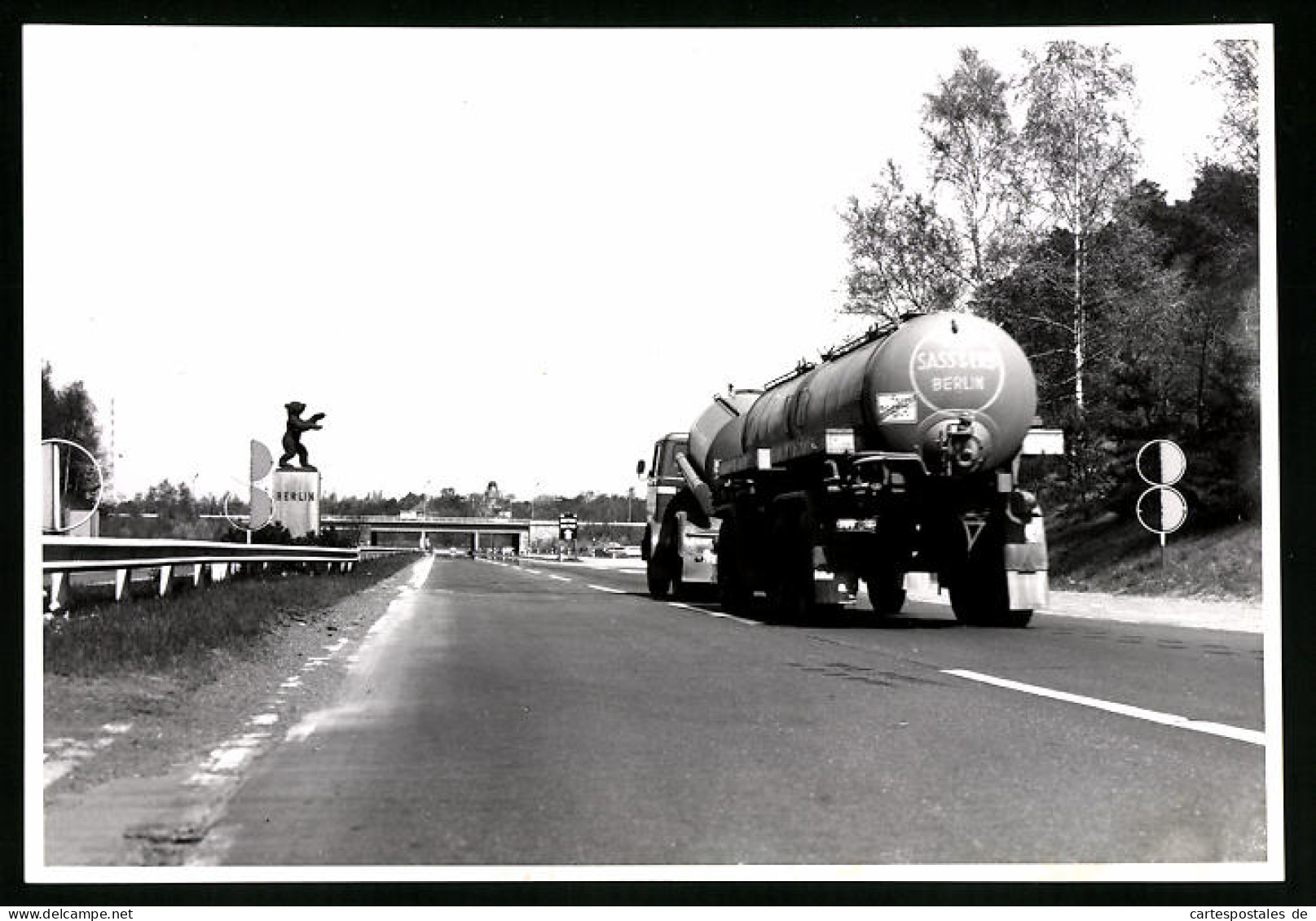 Fotografie Unbekannter Fotograf, Ansicht Berlin-Zehlendorf, Autobahn Am Kilometerstein Mit Berliner Bär  - Places