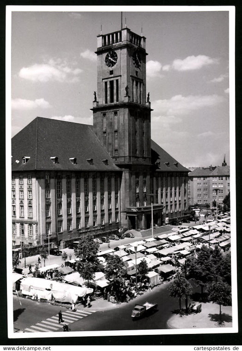 Fotografie Unbekannter Fotograf, Ansicht Berlin-Schöneberg, Marktstände Vor Dem Rathaus 1957  - Lieux