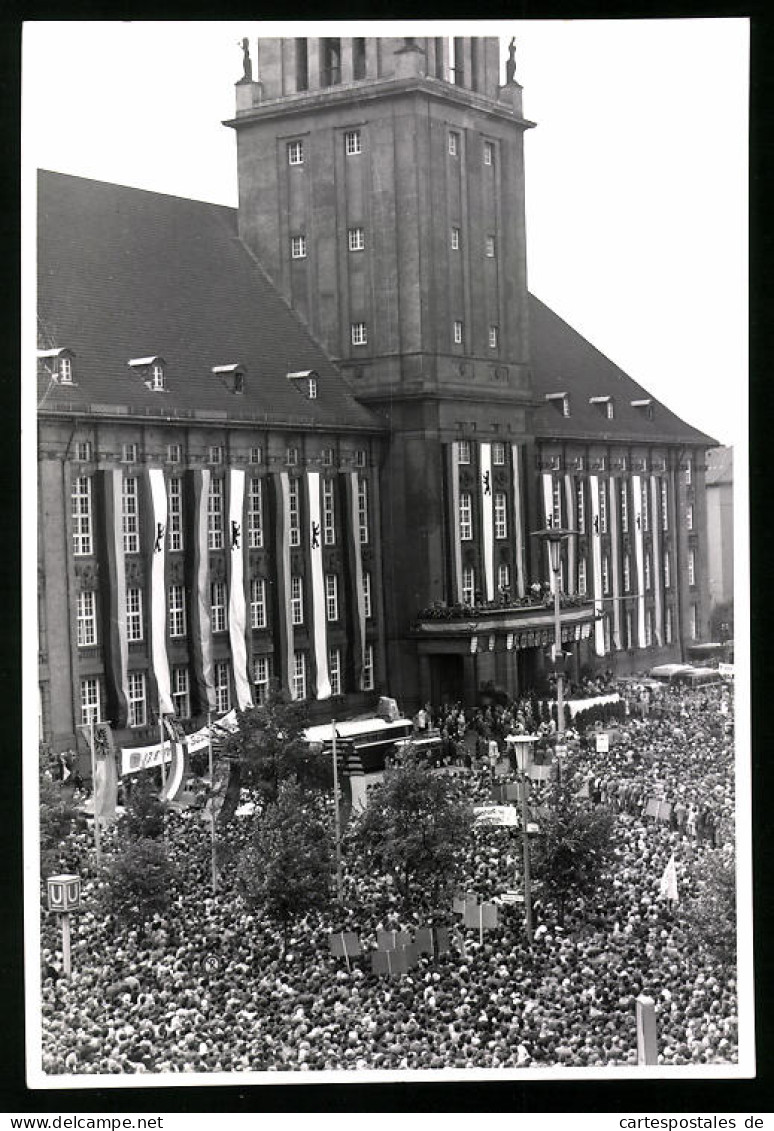 Fotografie Unbekannter Fotograf, Ansicht Berlin-Schöneberg, Willy Brandt Spricht Bei Protest, Abriegelung Des Ost-Sek  - Beroemde Personen