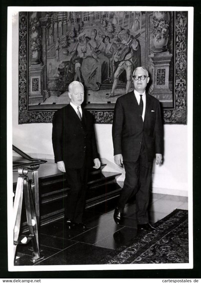 Fotografie Unbekannter Fotograf, Ansicht Berlin, Bundespräsident Heinrich Lübke Besichtigt Das Schloss Bellevue 1960  - Célébrités