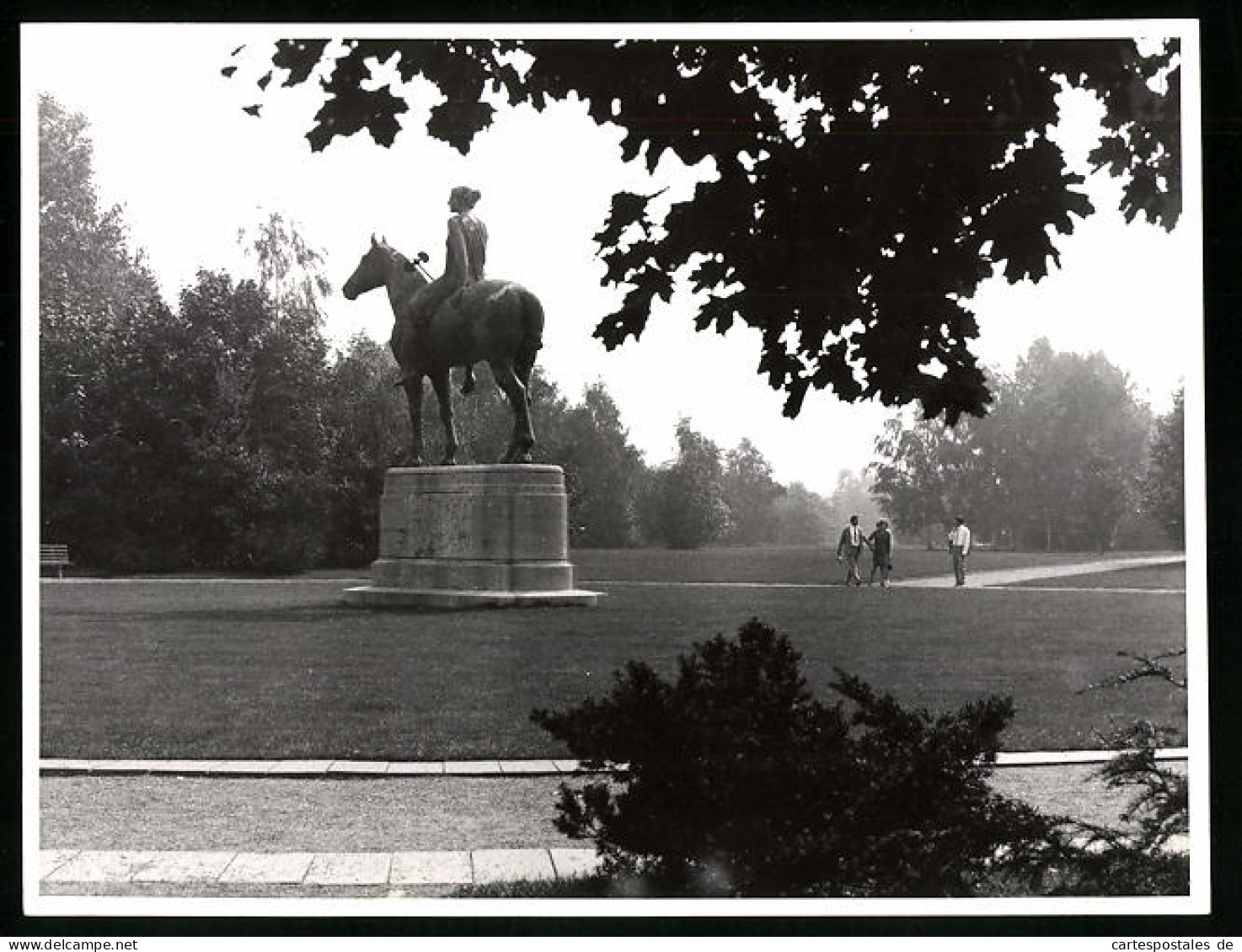 Fotografie Unbekannter Fotograf, Ansicht Berlin, Amazone Zu Pferde Statue Von Louis Tuaillon Im Tiergarten 1968  - Lieux