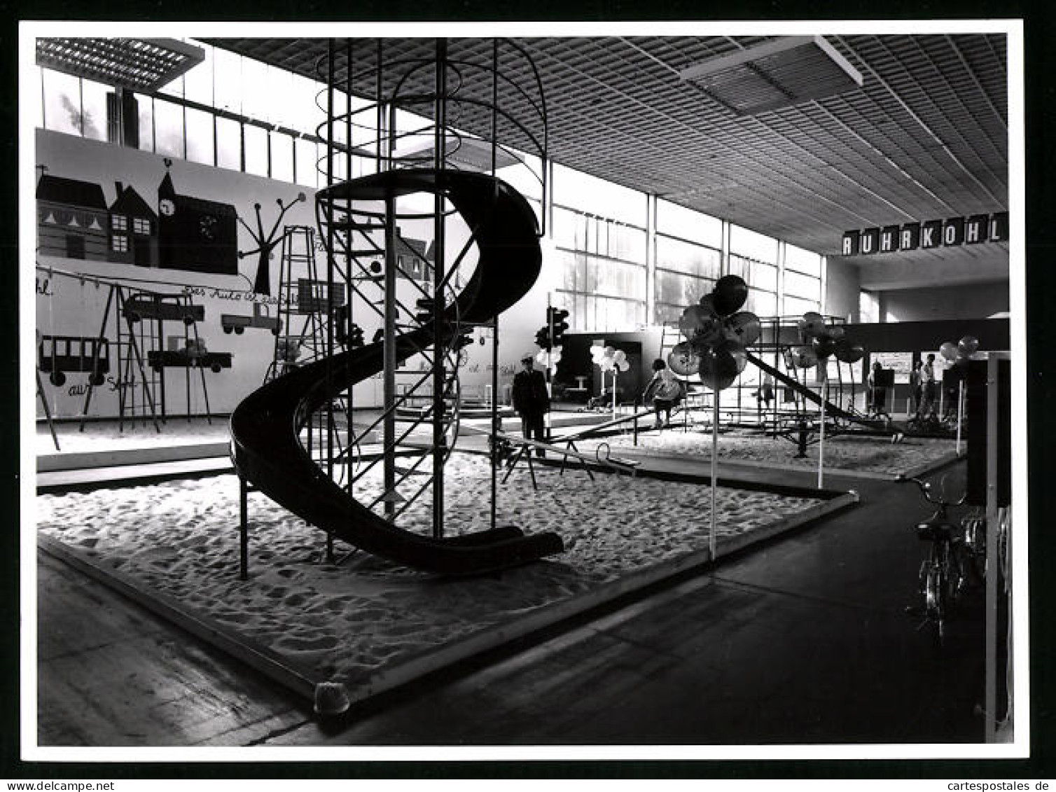 Fotografie Unbekannter Fotograf, Ansicht Berlin, Industrie-Ausstellung 1965, Spielplatz-Anlagen In Einer Messehalle  - Lieux
