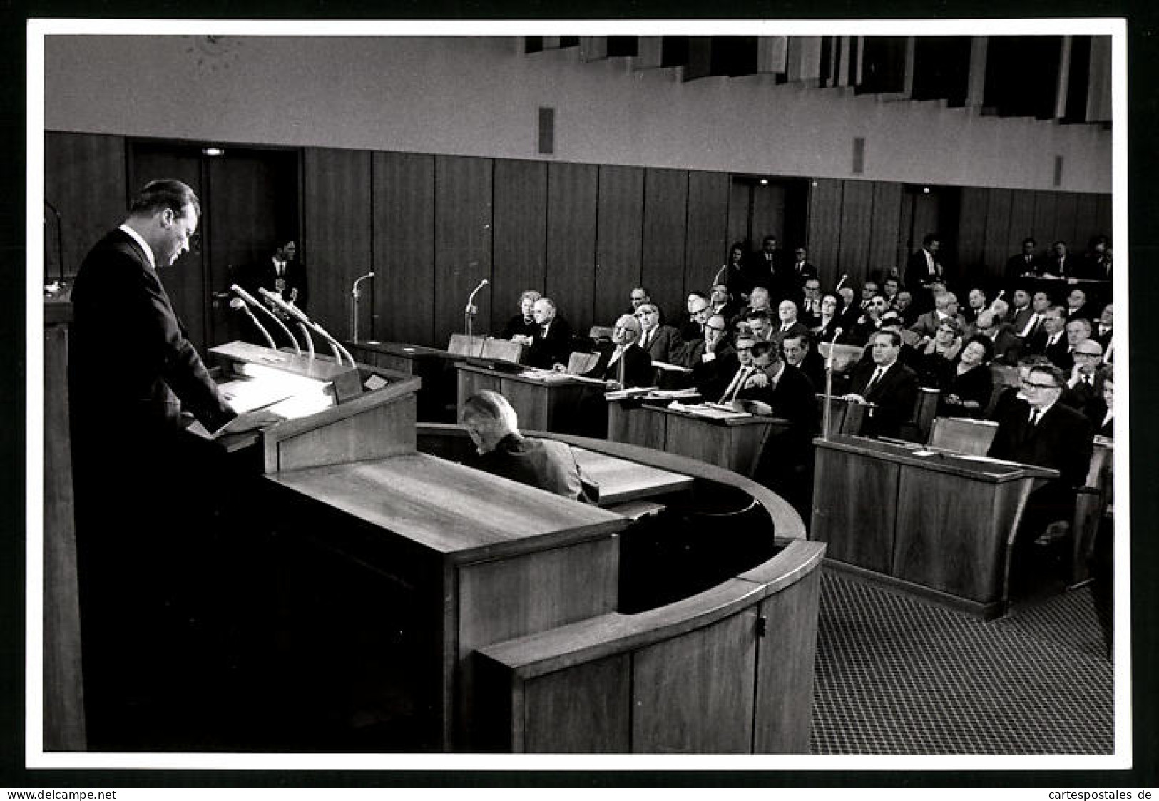 Fotografie Unbekannter Fotograf, Ansicht Berlin, Bürgermeister Willy Brandt Spricht Vor Der Wahl Des Wirtschafts-Sena  - Berühmtheiten