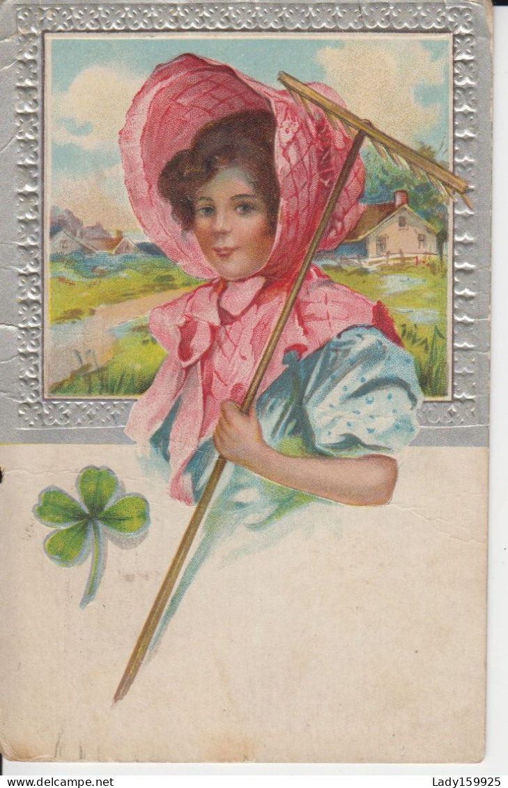 Jeune Femme Grand Chapeau Avec Collerette Attaché Rose Cheveux Bruns Visage Regard Doux Et Pénétrant Trèfle 4 Feuilles - Donne