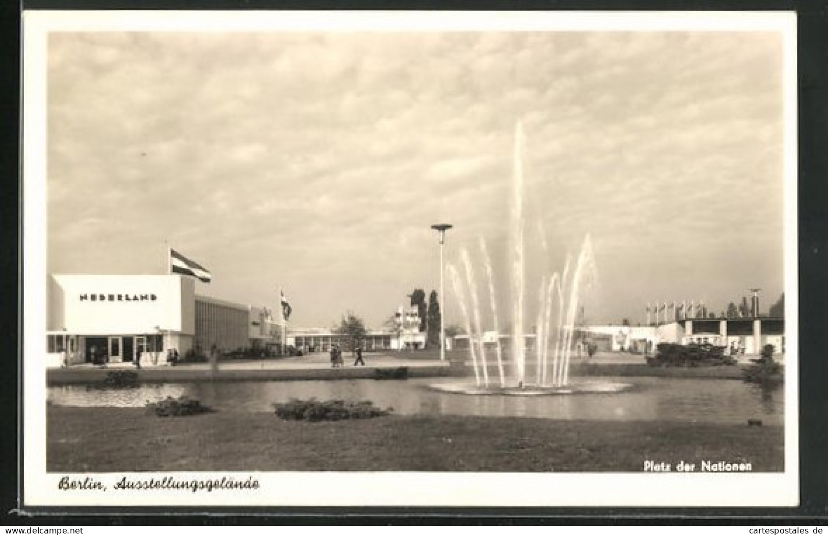AK Berlin-Charlottenburg, Deutsche Industrie-Ausstellung 1956, Ausstellungsgelände, Platz Der Nationen Mit Fontäne  - Expositions