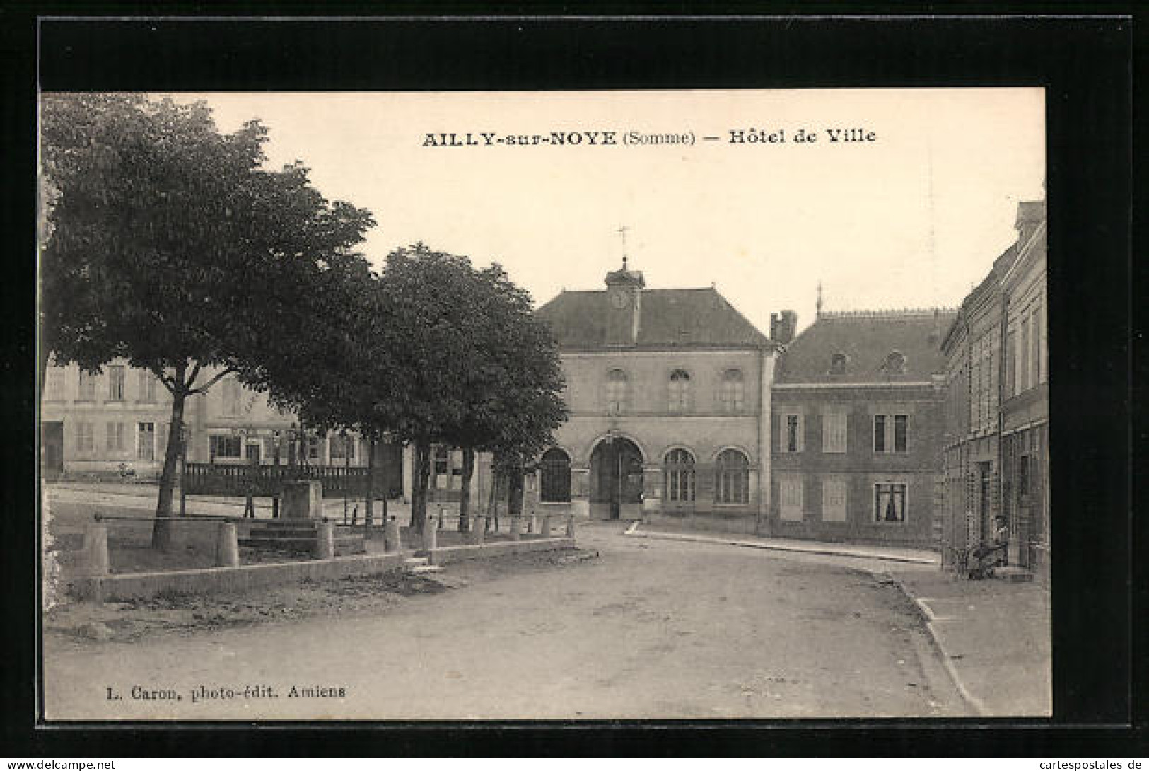 CPA Ailly-sur-Noye, Hotel-de-Ville, Monument  - Ailly Sur Noye