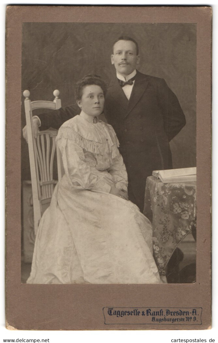 Fotografie Taggeselle & Ranft, Dresden-A., Augsburgerstr. 9, Junges Paar In Zeitgenössischer Kleidung  - Anonymous Persons