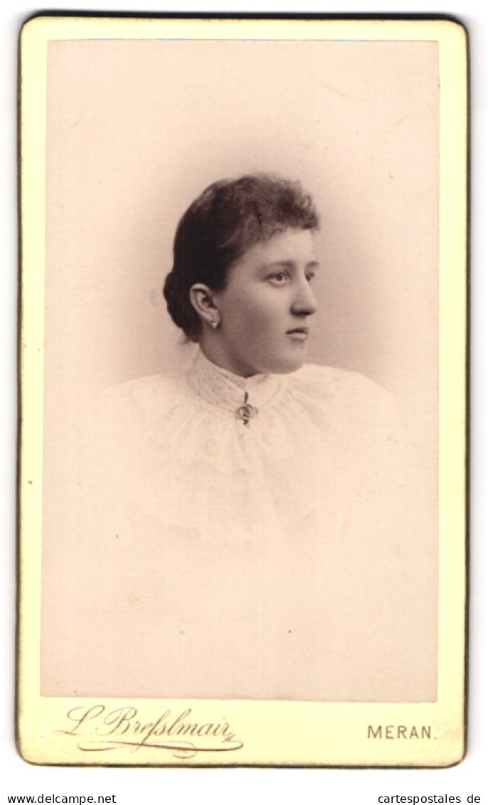 Foto L. Bresslmair, Meran, Junge Dame Mit Kragenbrosche  - Anonyme Personen