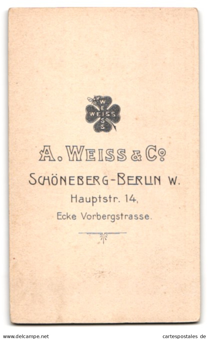 Fotografie A. Weiss & Co., Berlin-Schöneberg, Hauptstr. 14 Ecke Vorbergstr., Junger Mann Im Anzug Mit Krawatte  - Anonyme Personen