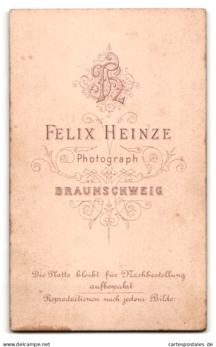 Fotografie Felix Heinze, Braunschweig, Junge Dame Mit Hochsteckfrisur Und Halskette  - Anonyme Personen