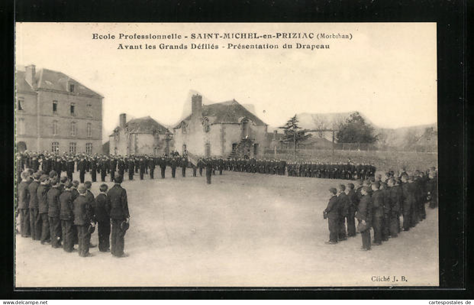 CPA Saint-Michel-en-Priziac, Ecole Professionnelle, Avant Les Grands Défilés, Présentation Du Drapeau  - Autres & Non Classés