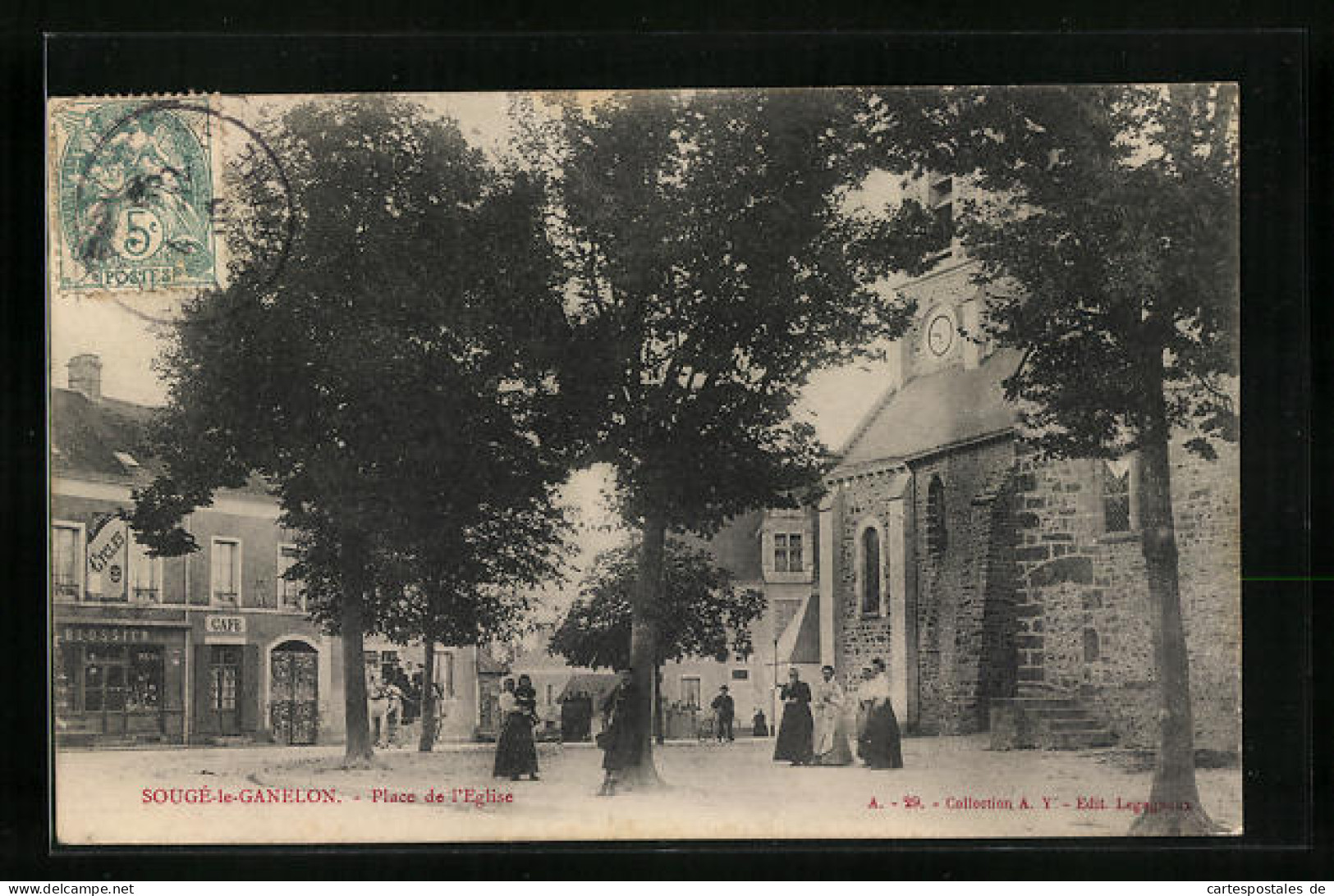 CPA Sougé-le-Ganelon, Place De L'Eglise  - Autres & Non Classés