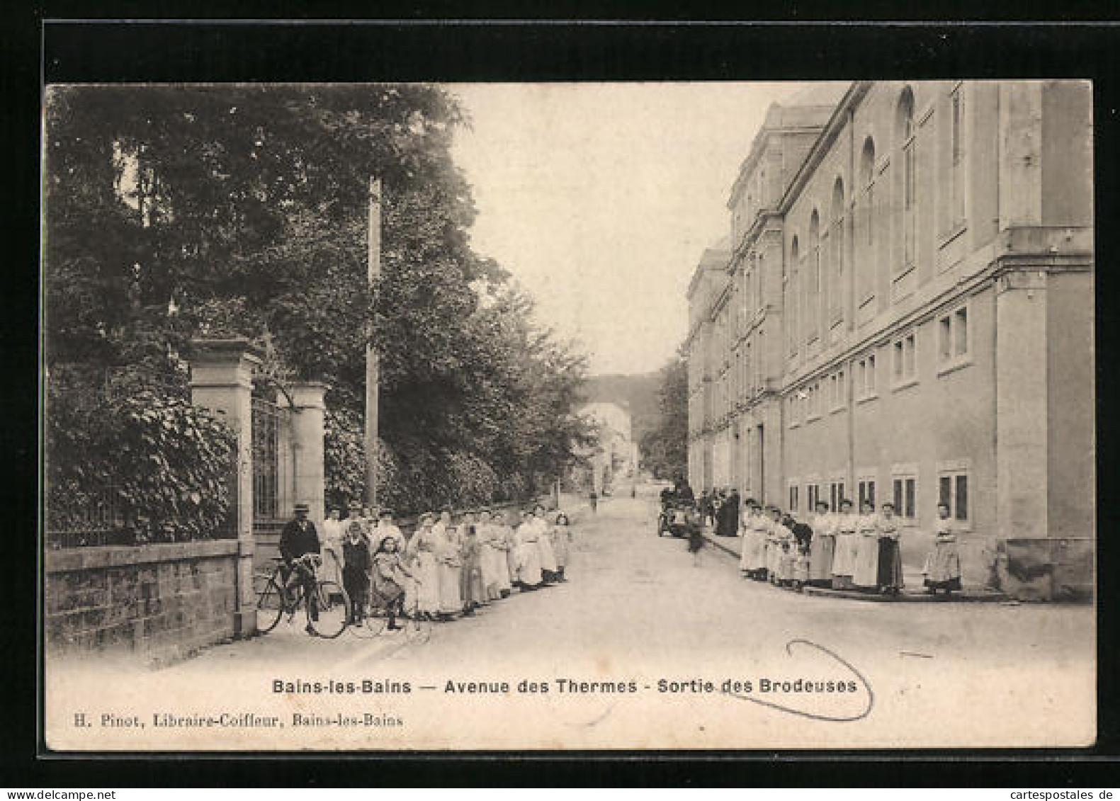 CPA Bains-les-Bains, Avenue Des Thermes, Sortie Des Brodeuses  - Bains Les Bains