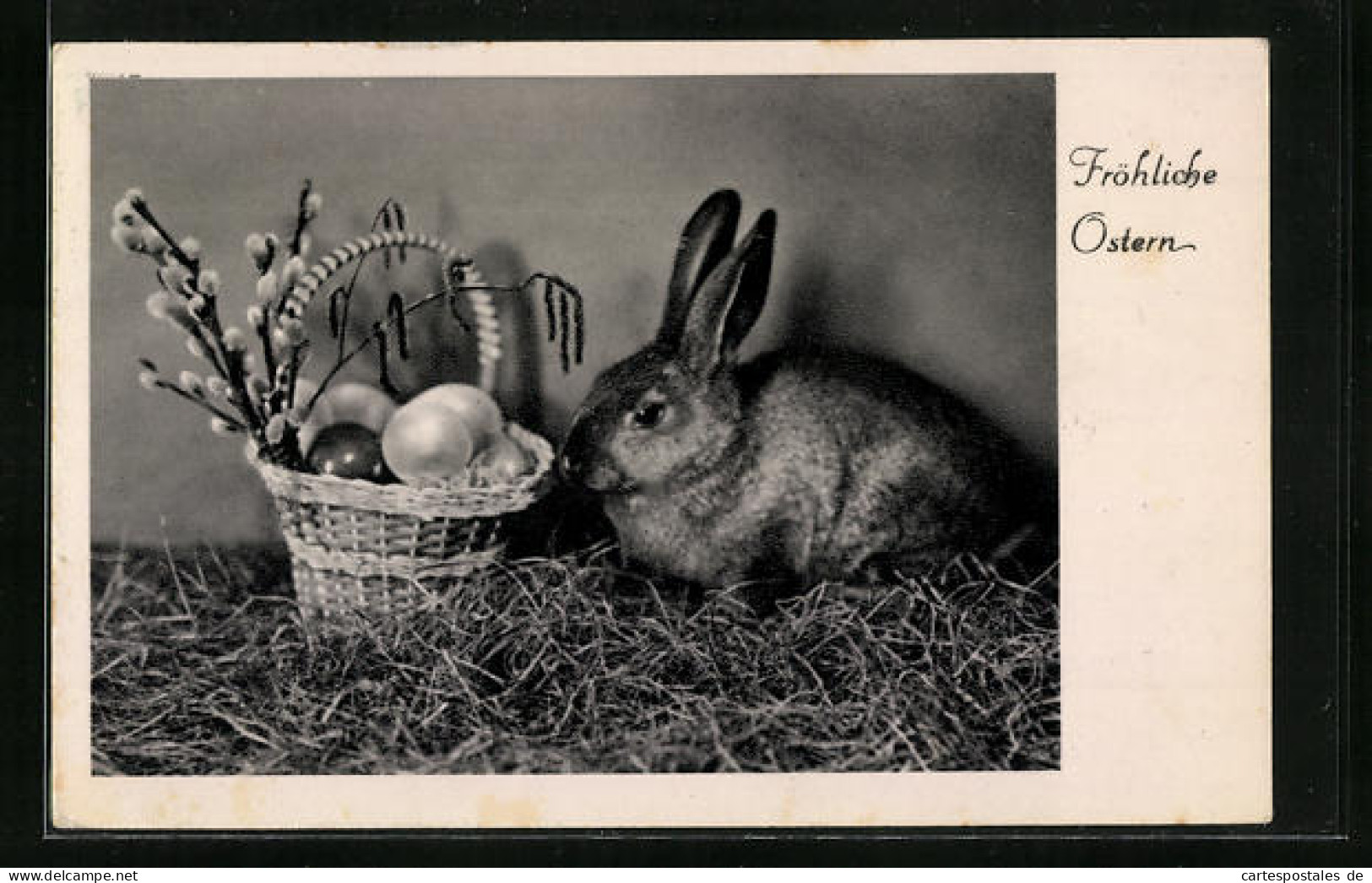 AK Fröhliche Ostern, Osterhase Neben Körbchen Mit Eiern  - Pâques