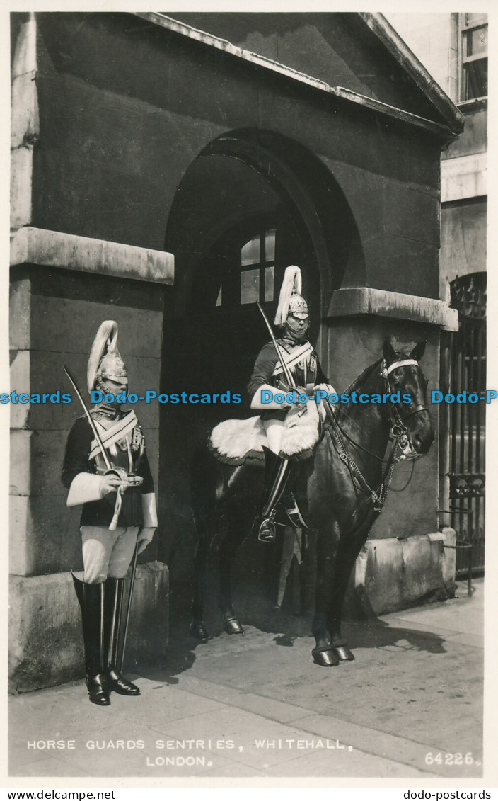 R101666 Horse Guards Sentries. Whitehall. London. Valentine. No 64226. RP - Autres & Non Classés