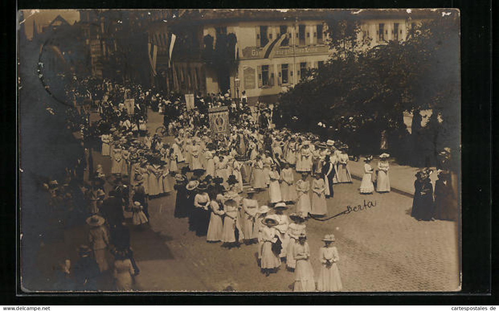 Foto-AK Karlsruhe, Prozession In Der Amalienstrasse, Ecke Douglasstrasse Mit Gasthaus Zur Goldenen Krone  - Karlsruhe