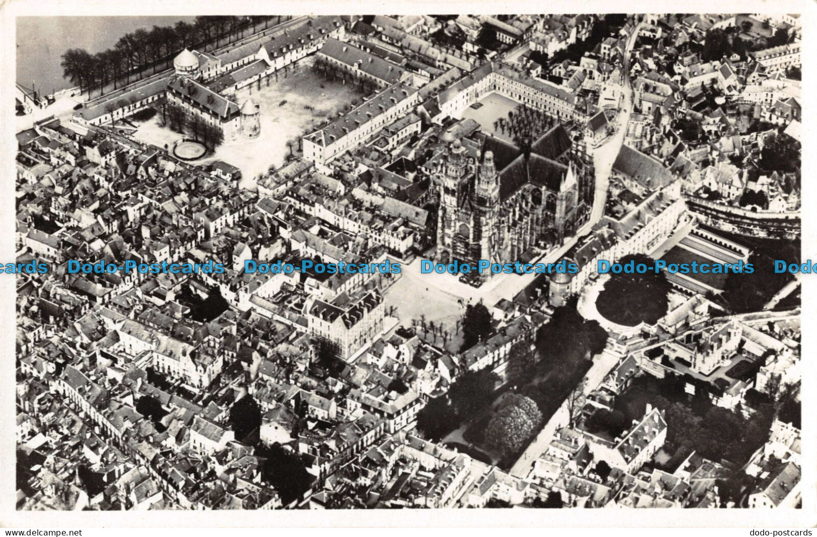 R101943 Tours. Photo Aerienne. Vue Generale Sur La Cathedrale. Cliche Compagnie - Mondo